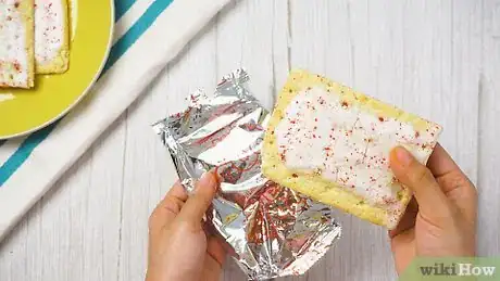 Imagen titulada Eat a Pop Tart Step 3