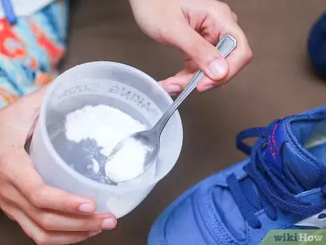 Imagen titulada Control Foot Odor with Baking Soda Step 6