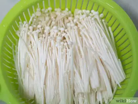 Imagen titulada Cook Enoki Mushrooms Step 6