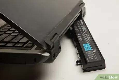 Imagen titulada Save a Laptop from Liquid Damage Step 1