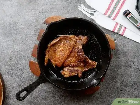 Imagen titulada Tell if Pork Chops Are Done Step 2