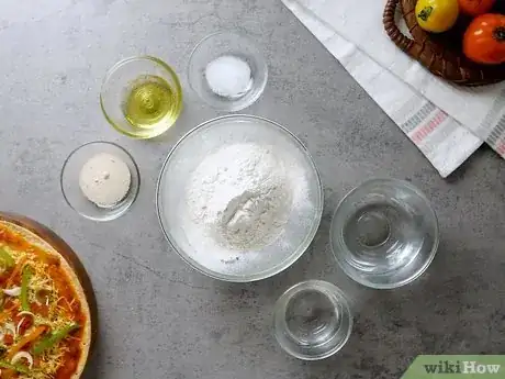 Imagen titulada Cook Pizza on a Pizza Stone Step 1