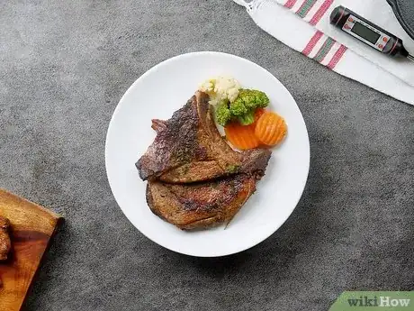 Imagen titulada Tell if Pork Chops Are Done Step 8