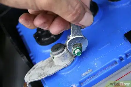 Imagen titulada Remove Car Battery Terminals Step 18