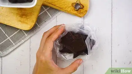 Imagen titulada Freeze Melted Chocolate Step 5