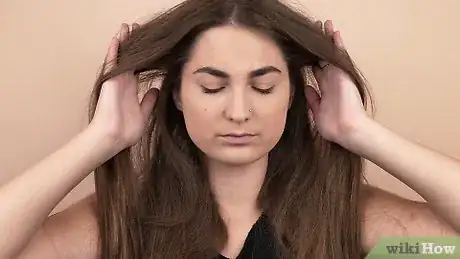 Imagen titulada Comb Long Hair Step 1