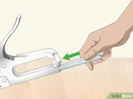 Imagen titulada Load a Staple Gun Step 3