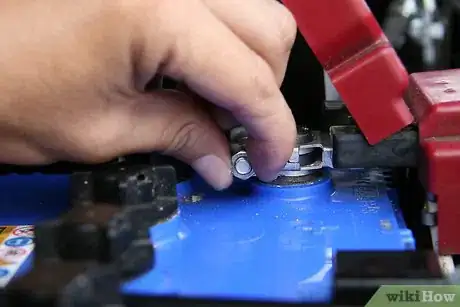 Imagen titulada Remove Car Battery Terminals Step 14