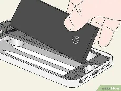 Imagen titulada Replace an iPhone Battery Step 61