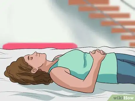 Imagen titulada Push a Hernia Back in Step 2