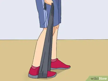 Imagen titulada Do Bicep Curl Resistance Band Exercises Step 9