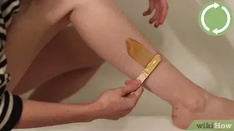 Imagen titulada Wax Your Legs Step 20
