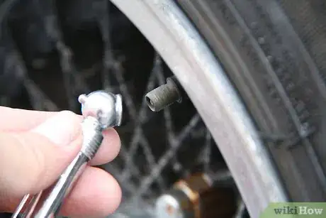 Imagen titulada Check and Add Air to Car Tires Step 5