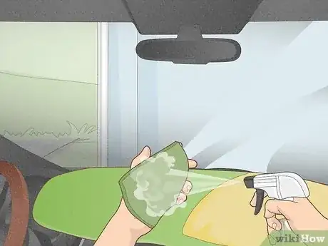 Imagen titulada Clean a Glass Windshield Step 8