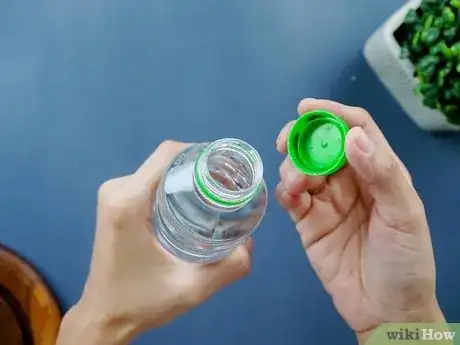 Imagen titulada Open a Bottle of Water Step 9