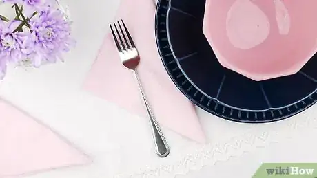 Imagen titulada Set Silverware Step 7
