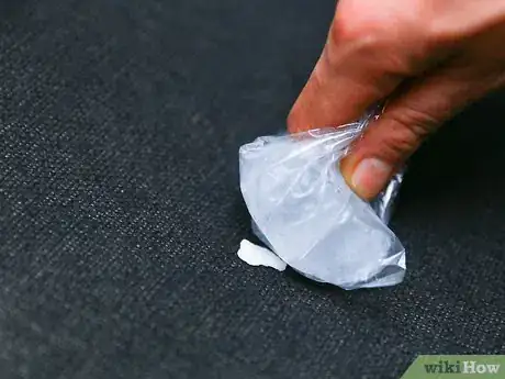 Imagen titulada Remove Chewing Gum from a Car Seat Step 2