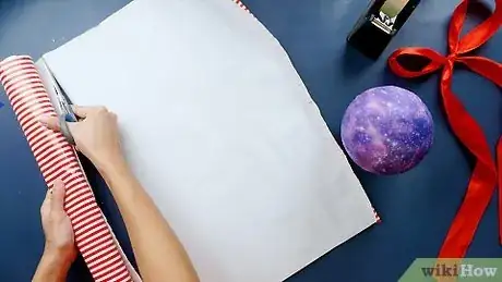 Imagen titulada Wrap a Round Gift Step 1