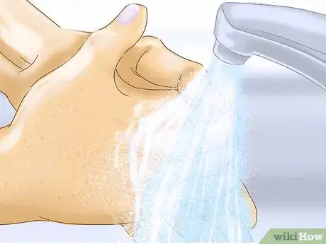 Imagen titulada Get Dirt Out of Your Eye Step 2