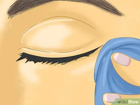 Imagen titulada Get Dirt Out of Your Eye Step 3