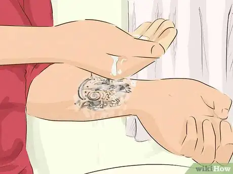 Imagen titulada Clean a New Tattoo Step 6