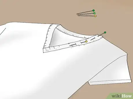 Imagen titulada Cut a T Shirt Into a V Neck Step 10