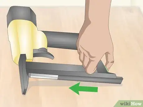 Imagen titulada Load a Staple Gun Step 15