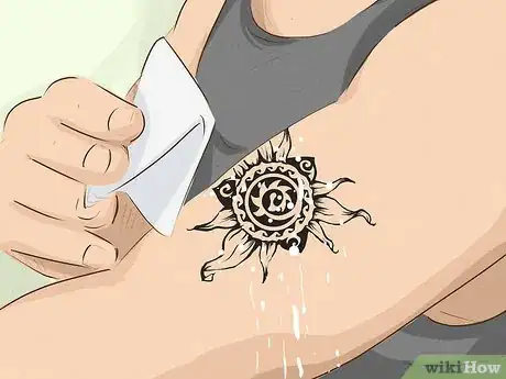 Imagen titulada Clean a New Tattoo Step 7
