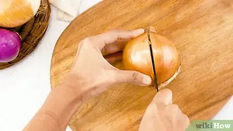 Imagen titulada Cut an Onion Into Wedges Step 1