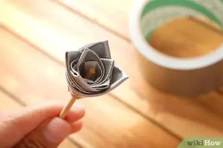 Imagen titulada Make a Duct Tape Rose Step 5