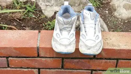 Imagen titulada Wash Shoes Step 17