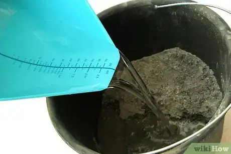 Imagen titulada Make Fake Rocks with Concrete Step 6