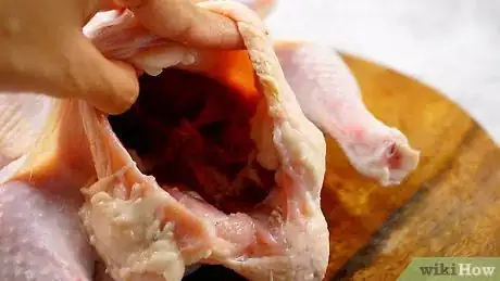 Imagen titulada Cut up a Whole Chicken Step 2