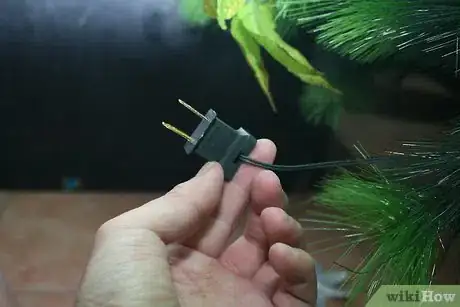 Imagen titulada String Christmas Tree Lights Step 16