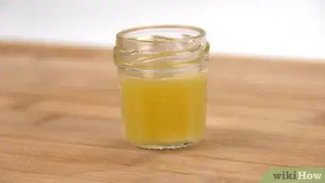Imagen titulada Make Beeswax Lip Balm Step 9