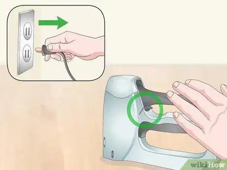 Imagen titulada Load a Staple Gun Step 6