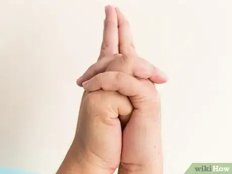 Imagen titulada Do a Snake Hand Trick Step 7