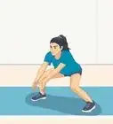 ejecutar un saque de abajo en voleibol