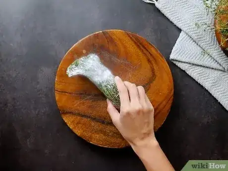 Imagen titulada Prepare and Store Fresh Thyme Step 2