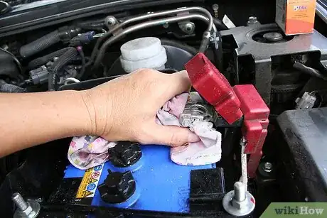 Imagen titulada Remove Car Battery Terminals Step 11