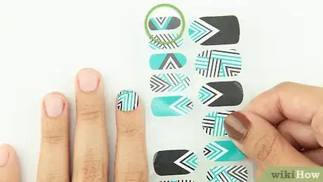 Imagen titulada Apply Nail Wraps Step 10