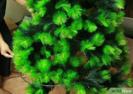 Imagen titulada String Christmas Tree Lights Step 14