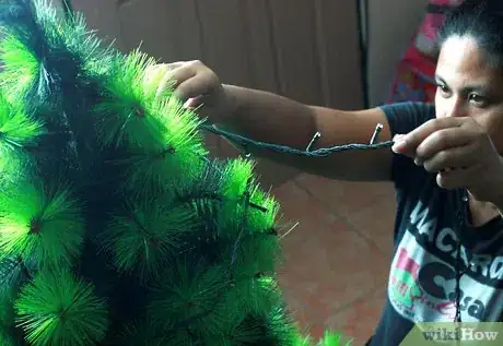 Imagen titulada String Christmas Tree Lights Step 17