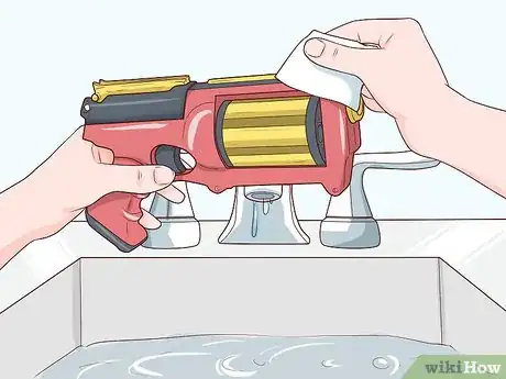 Imagen titulada Spray Paint a Nerf Gun Step 3