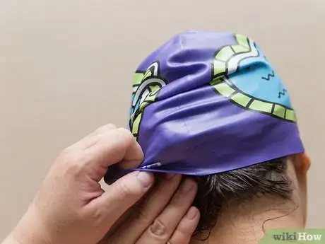 Imagen titulada Put on a Swim Cap Step 13