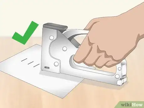 Imagen titulada Load a Staple Gun Step 5