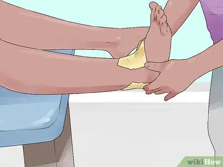 Imagen titulada Tape an Ankle Like an Athletic Trainer Step 5