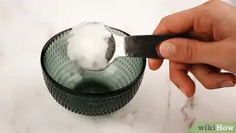 Imagen titulada Make Glitter Lip Gloss Step 1