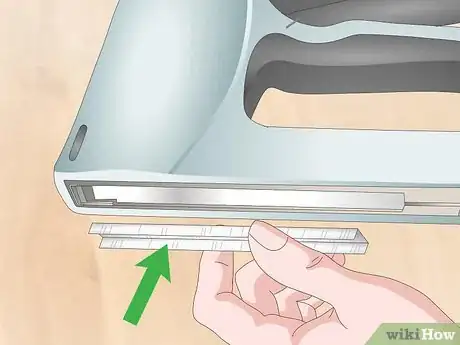 Imagen titulada Load a Staple Gun Step 9