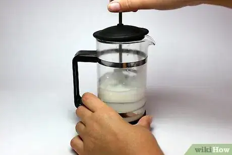 Imagen titulada Make a Cappuccino with a French Press Step 7